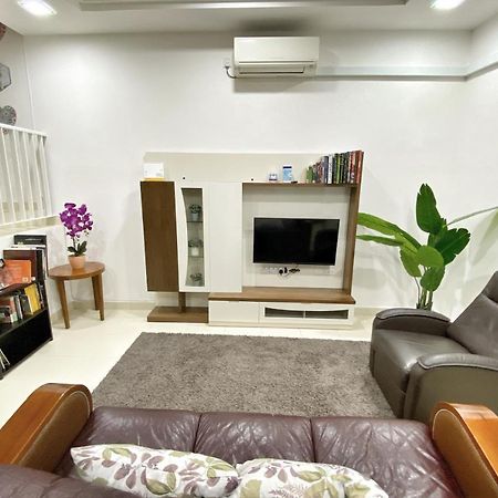 Teratak Persona Homestay. 4 Rooms Double Storey Terrace In Kuantan City. Exteriör bild