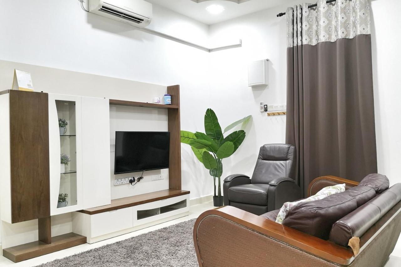 Teratak Persona Homestay. 4 Rooms Double Storey Terrace In Kuantan City. Exteriör bild