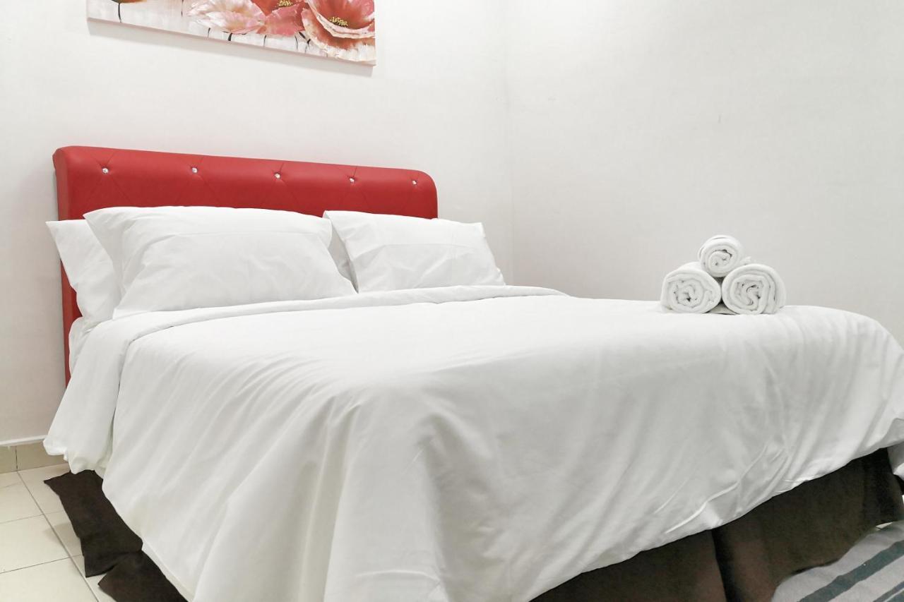 Teratak Persona Homestay. 4 Rooms Double Storey Terrace In Kuantan City. Exteriör bild