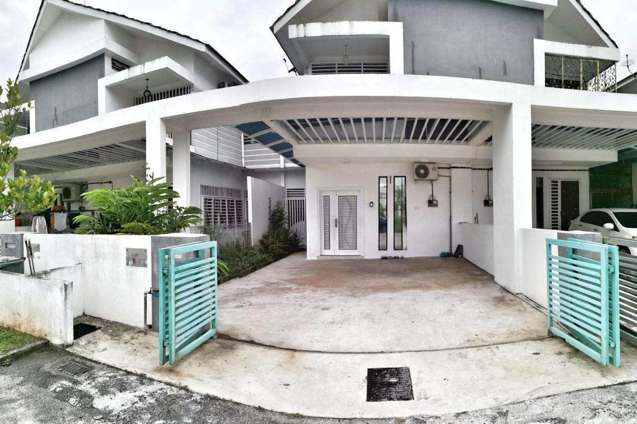 Teratak Persona Homestay. 4 Rooms Double Storey Terrace In Kuantan City. Exteriör bild