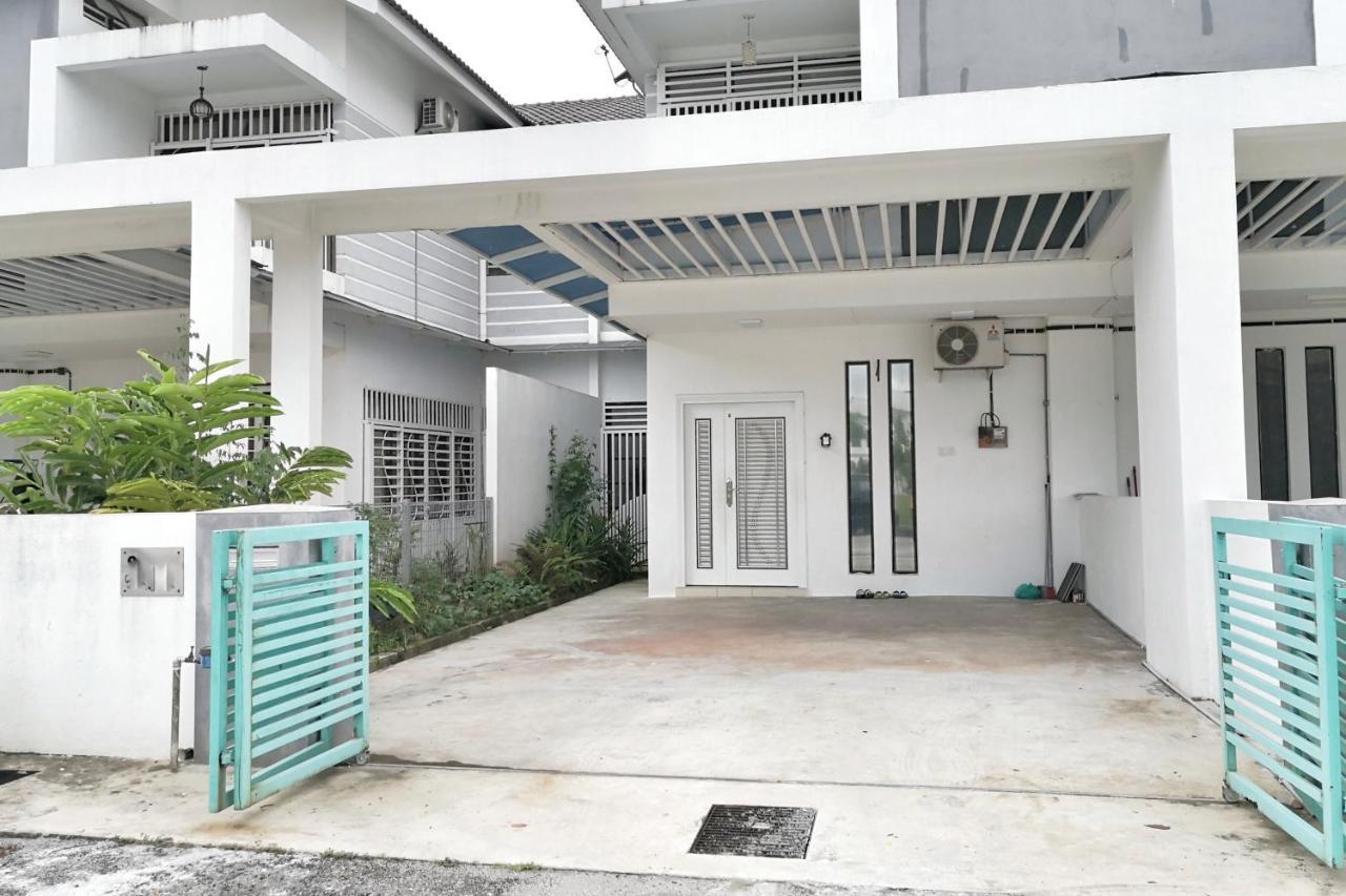 Teratak Persona Homestay. 4 Rooms Double Storey Terrace In Kuantan City. Exteriör bild
