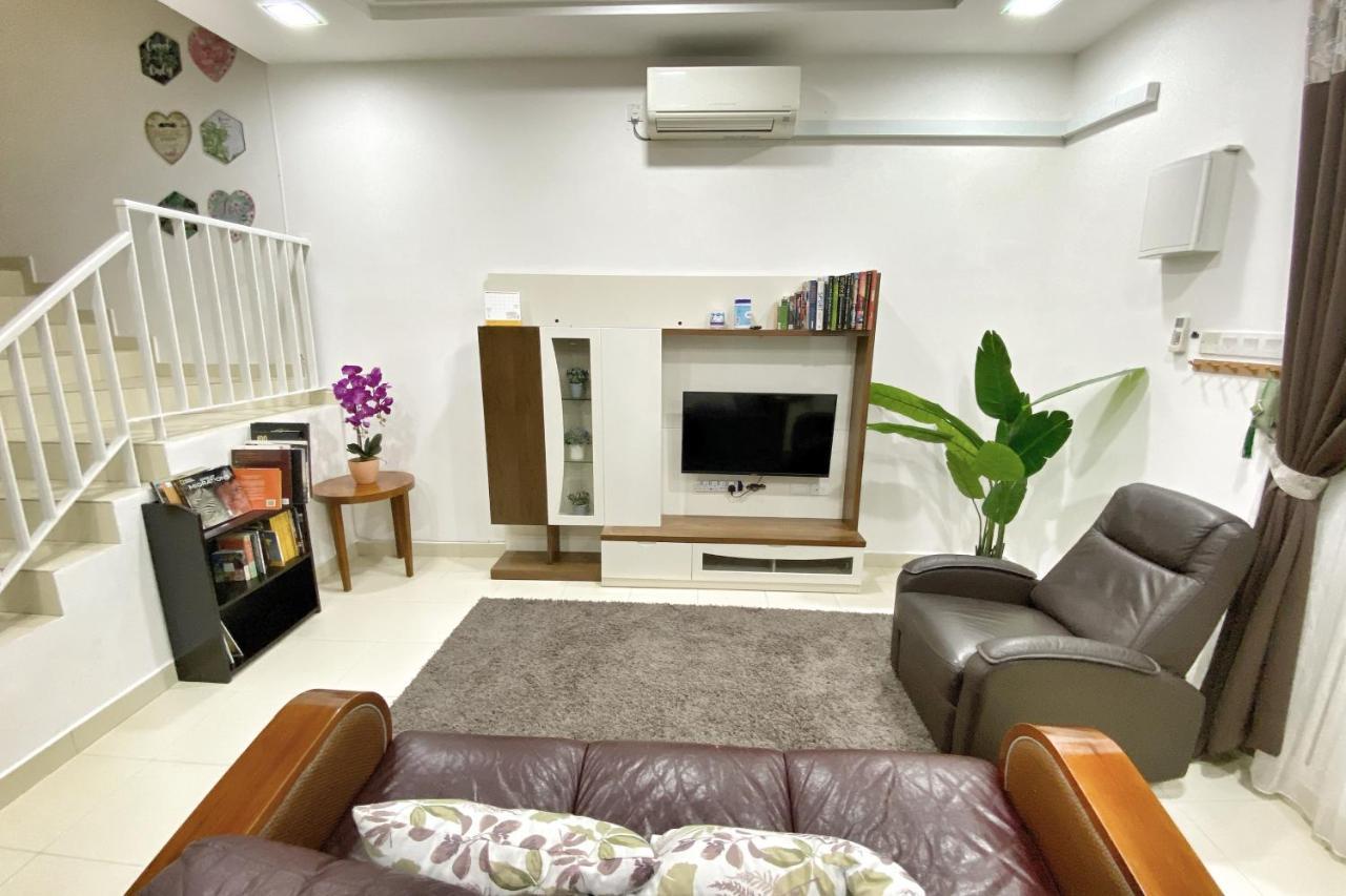 Teratak Persona Homestay. 4 Rooms Double Storey Terrace In Kuantan City. Exteriör bild